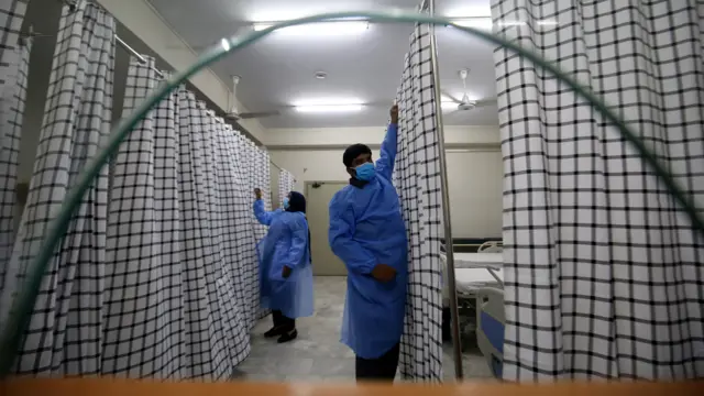 Awọn oṣiṣẹ eleto ilera n ṣiṣẹ lori ibi tawọn to ba ti larun mpox yoo maa wa fun itọju ni Peshawar.