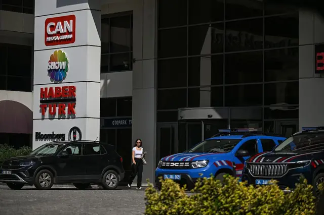 11 Eylül 2025 tarihinde İstanbul'daki Habertürk TV genel merkezinin girişinde jandarma araçları görülüyor.