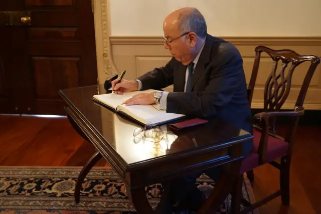 Mauro Vieira sentado e assinando documento