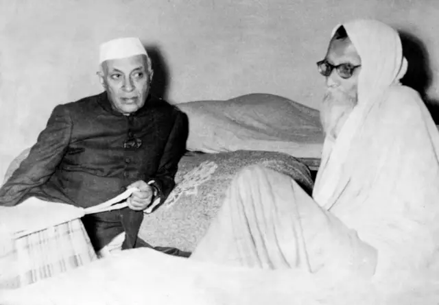 पं. नेहरू 