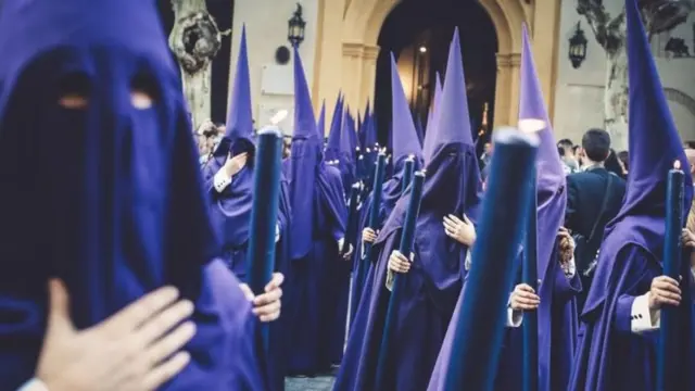 Homens usando capirote roxohawks bulls betigreja