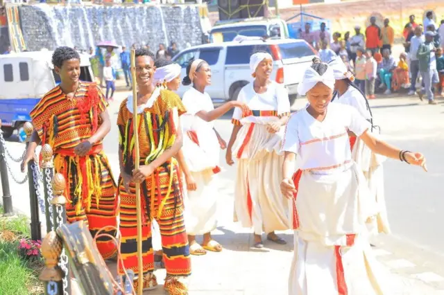 ደስታቸውን ለመግለጽ አደባባይ የወጡ ሰዎች