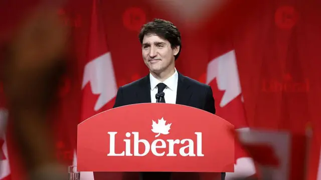 Primeiro-ministo Justin Trudeau em púlpito