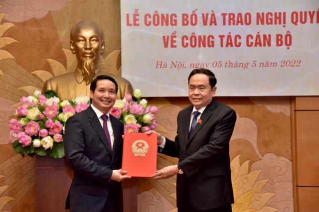 Ông Phạm Thái Hà được ông Trần Thanh Mẫn trao quyết định bổ nhiệm làm Phó Chủ nhiệm Văn phòng Quốc hội vào ngày 5/5/2022
