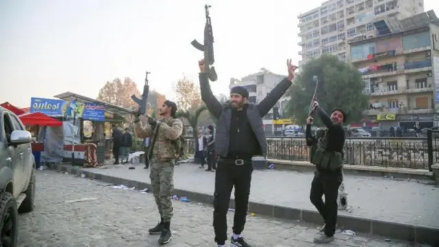 दमास्कसवर ताबा मिळवल्यानंतर बंडखोरांनी असा आनंद साजरा केला.