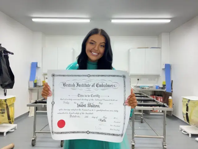 Bi Walton alisomea sifa zake za uwekaji dawa alipokuwa akifanya kazi kwa muda wote