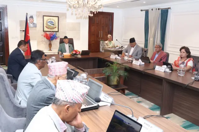 मन्त्रिपरिषद्को बैठकमा मन्त्रीहरू र प्रधानमन्त्री