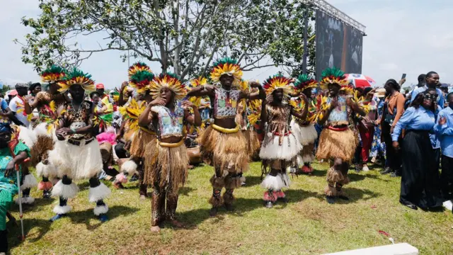 Ndị ọgbaa egwu pụtara ịnabata Popu Leo nke XIV