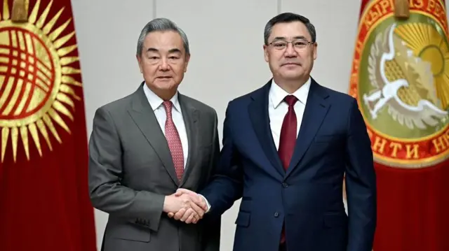 Кыргызстандын президенти Садыр Жапаров менен Кытайдын тышкы иштер министри Ван И. Бишкек, 19-ноябрь, 2025-жыл