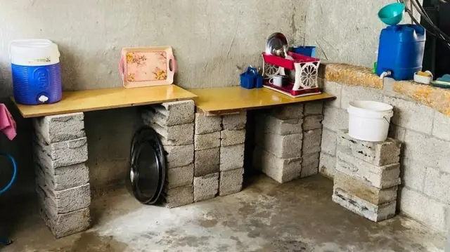 د هدیه د پخلنځي انځور، چې د خښتو پر سر یې د لرګیو تختې اېښي دي او لوښې یې پرېښي دي.