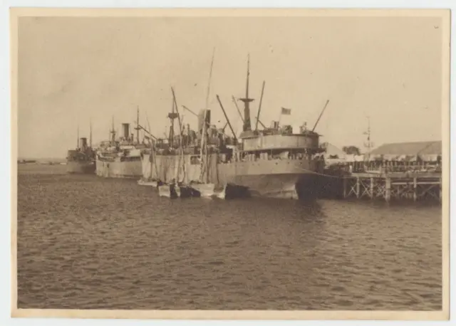 1930 کی دہائی کے دوران کراچی کے ساحل پر بحری جہاز لنگر انداز 
