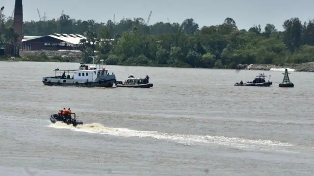 বিধ্বস্ত বিমানের সন্ধান চলছে কর্ণফুলী নদীতে