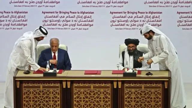 АҚШ ва Афғонистон Толибон ҳаракати ўртасида 2020 йилда Доҳа битимини имзолаш жараёни. 