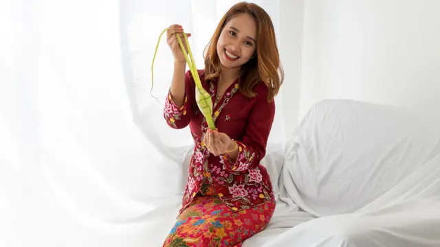 Perempuan Malaysia mengenakan kebaya