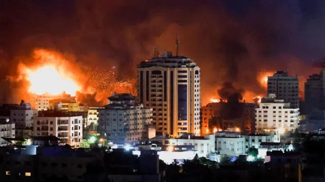 Chamas e fumaça tomam o céu durante ataques israelensesbaixar aplicativo esporte betGaza 