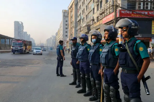 অবরোধ শুরু পর ঢাকার মোড়ে মোড়ে পুলিশের এমন সতর্ক অবস্থান দেখা যাচ্ছে