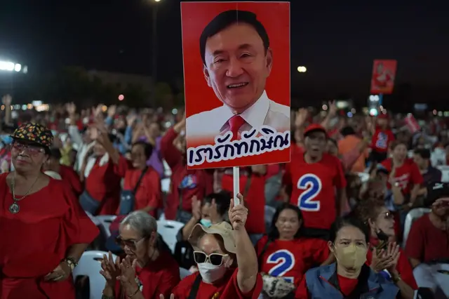 อุดรธานีได้รับการขนานนามว่าเป็น “เมืองหลวงคนเสื้อแดง” โดยประชาชนบางส่วนได้สวมเสื้อแดงมารอฟังการปราศรัยของ ทักษิณ เมื่อ 14 พ.ย.