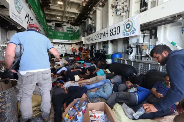 Suudi savaş gemisi, tahliye edilen sivilleri Cidde'ye götürüyor