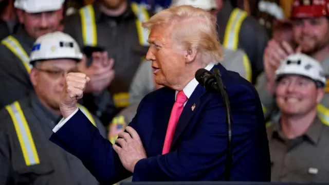 Трамп жестикулирует на фоне довольных шахтеров в Белом доме