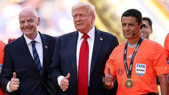 از راست به چپ: علیرضا فغانی، دونالد ترامپ و جان اینفانتینو (رئیس فیفا) پس از فینال جام جهانی باشگاه‌ها