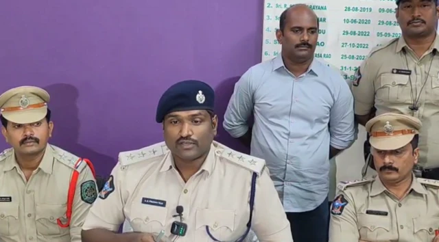 माहिती देताना एसीपी पृथ्वी तेज 