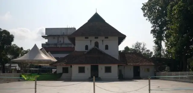 चेरामन जामा मस्जिद, जो स्थानीय स्थापत्य शैली को दर्शाती है, में कई मीनारें और गुंबद हैं जिन्हें दुनिया भर की मस्जिदों के प्रतीक माना जाता है.