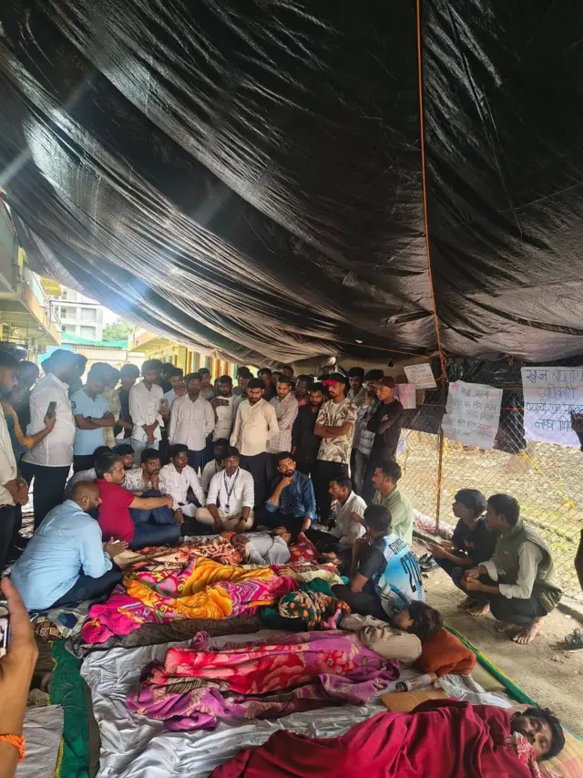 आदिवासी विकास विभागाने 5 ऑगस्ट 2026 ( तसेच 14 ऑगस्ट 2026) रोजी आदिवासी वसतिगृहासंदर्भात काढलेला शासन निर्णय (GR) विद्यार्थी हिताचा नसल्याने तो तात्काळ रद्द करण्यात यावा, ही या मुलांची प्रमुख मागणी आहे.