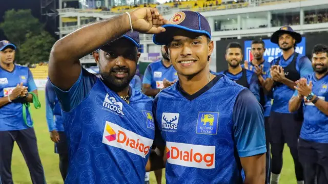 සිය මංගල T20 තරගය සඳහා ක්‍රීඩා කළ දුනිත් වෙල්ලාලගේ බටහිර ඉන්දීය කොදෙව් පිතිකරුවන්ට එරෙහිව දක්ෂ පන්දු යැවීමක නිරත විය.