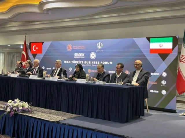 عمر بولات، وزیر تجارت ترکیه، در نشستی درباره روابط اقتصادی دو کشور در تهران شرکت کرد