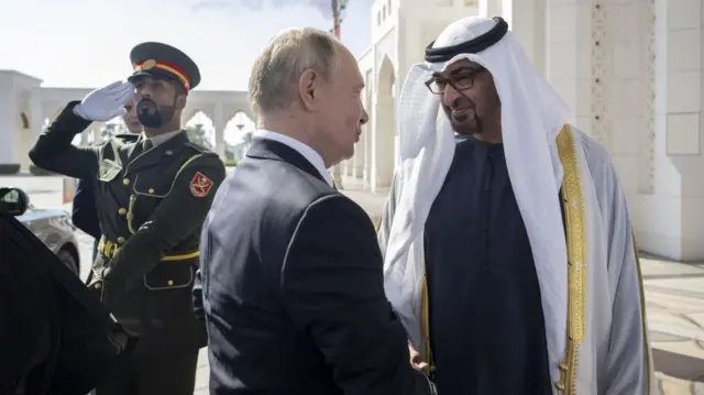 محمد بن زايد (يمين) وبوتين