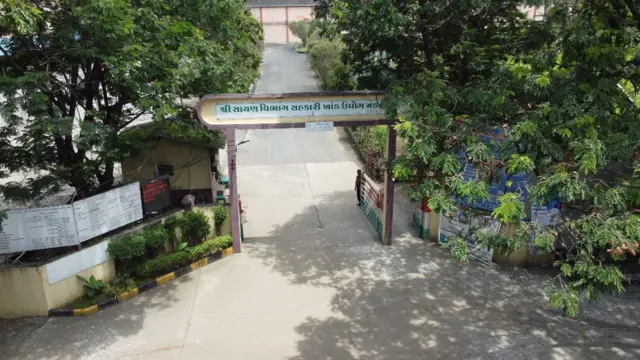 સાયણ ખાંડ મિલના પ્રવેશદ્વારની એક તસ્વીર