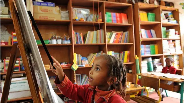 ተምሃሪት ኣብ ክፍሊ