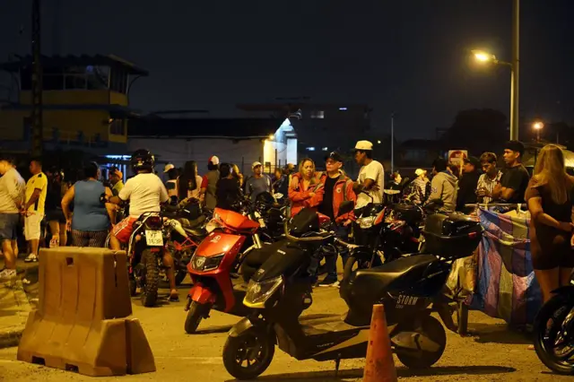 Personas en moto en la entrada de la prisión de Machala