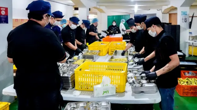Relawan atau pekerja di dapur makan bergizi gratis di Lapas Sukamiskin sedang menyiapkan makanan dalam ompreng yang akan dibagikan kepada pelajar penerima manfaat. 
