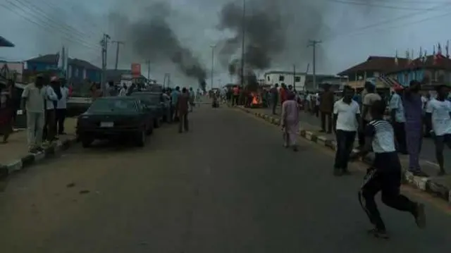 Adugbo kan ti ọpọ eeyan pọ si, nibi ti laasigbo wa, ti wọn ti n sun mọto