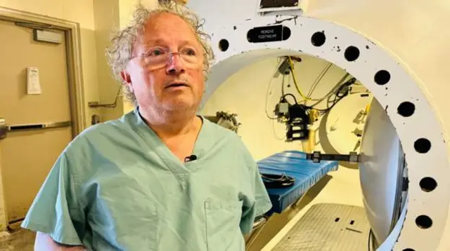 নিউফাউন্ডল্যান্ডের সেন্ট জনস-এর মেমোরিয়াল ইউনিভার্সিটির হাইপারবারিক মেডিসিন বিশেষজ্ঞ ডাঃ কেন লেডেজ