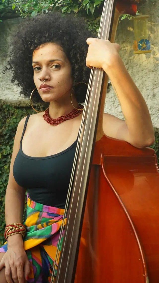 La musicienne Lua avec son instrument