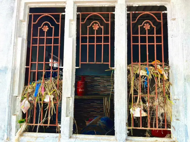 వరదలో కొట్టుకొచ్చిన చెత్త ఓ ఇంటి కిటికీలో చిక్కింది