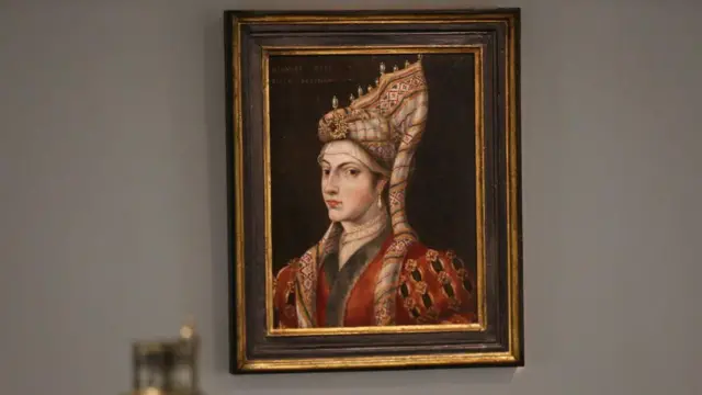 Fotoğrafta müzayede evinde sergilenen Hürrem Sultan'ın portresi gözüküyor.