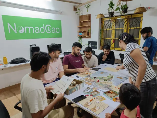 नोमेड गांव में रहने वाले लोग.