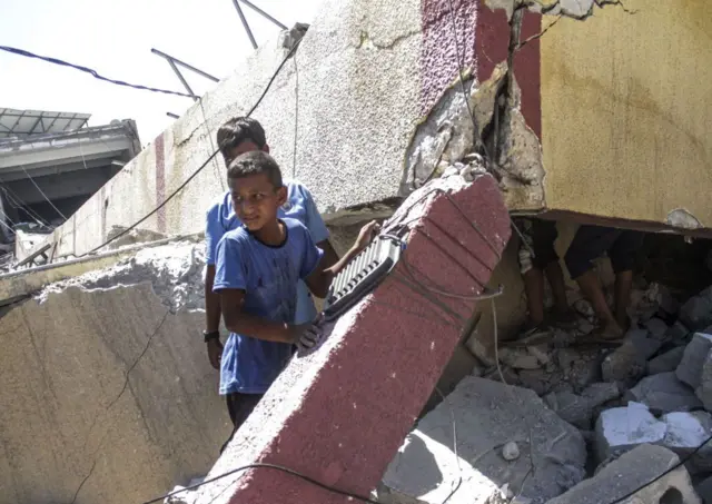 İsrail’in Gazze’de hava saldırısı düzenlediği okulda 12 kişi hayatını kaybetti