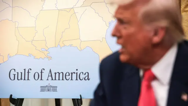 Trump y mapa del Golfo de México con el nombre Golfo de América y una pequeña ilustración de la Casa Blanca