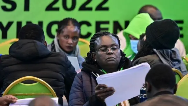 Abashinzwe amatora bamaze iminsi bareba niba amajwi yo ku ikoranabuhanga n'ayo ku mpapuro bihura