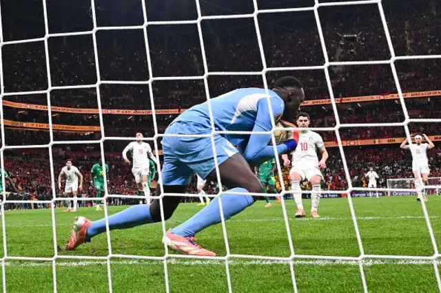 Penyerang Maroko nomor 10, Brahim Diaz, gagal mengeksekusi penalti di hadapan kiper Senegal nomor 16, Edouard Mendy, dalam pertandingan final Piala Afrika (CAN) antara Senegal dan Maroko di Stadion Prince Moulay Abdellah di Rabat pada 18 Januari 2026.