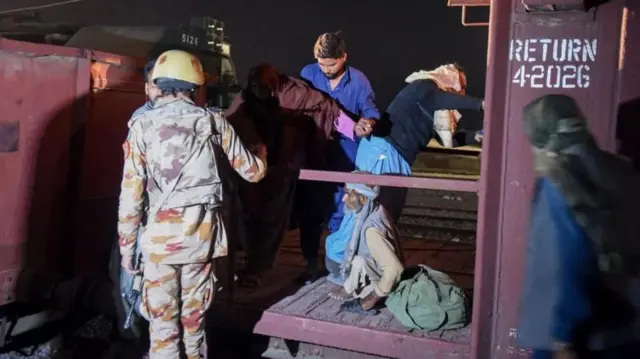 అర్ధరాత్రి 11 గంటలకు వచ్చిన ఫ్రయిట్ ట్రైన్