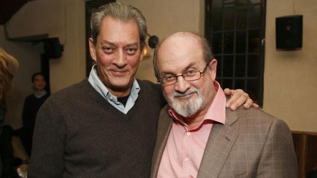 پل استر و سلمان رشدی در ۱۳ دسامبر ۲۰۰۹ در نیویورک سیتی در مراسم PEN Edmont Holiday Benefit شرکت کردند