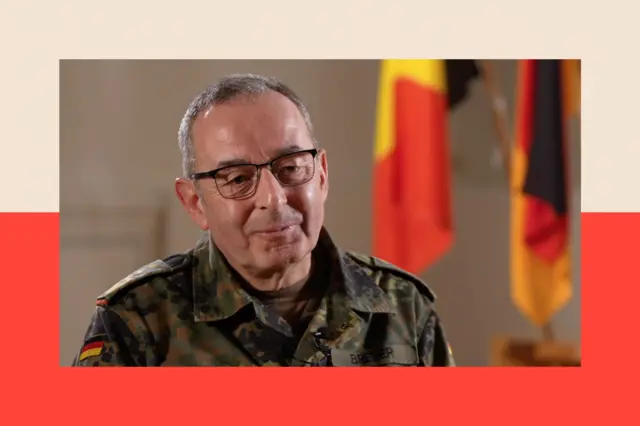 Генерал Бройер в военной форме и очках