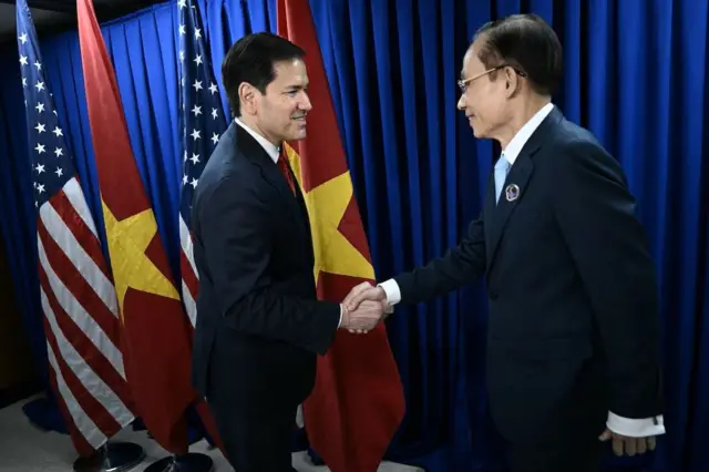 Ngoại trưởng Mỹ Marco Rubio (trái) và Bộ trưởng Ngoại giao Việt Nam Lê Hoài Trung gặp nhau bên lề Hội nghị Bộ trưởng Ngoại giao ASEAN lần thứ 59 tại Manila, Philippines hôm 23/7