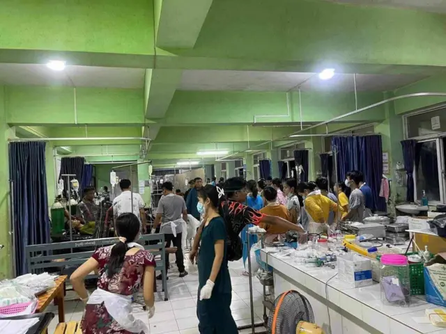 ဒဏ်ရာရသူတွေကို ကုသပေးနေတဲ့ အခြေအနေ 