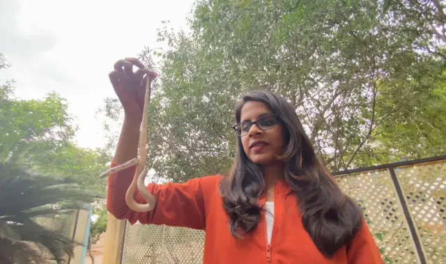 பாம்பு பிடிக்கு தந்தை, மகள்